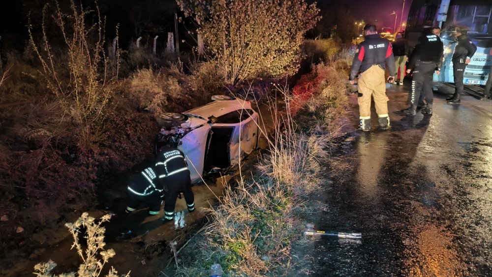 Kütahya'da sulama kanalına devrilen otomobilin sürücüsü yaralandı
