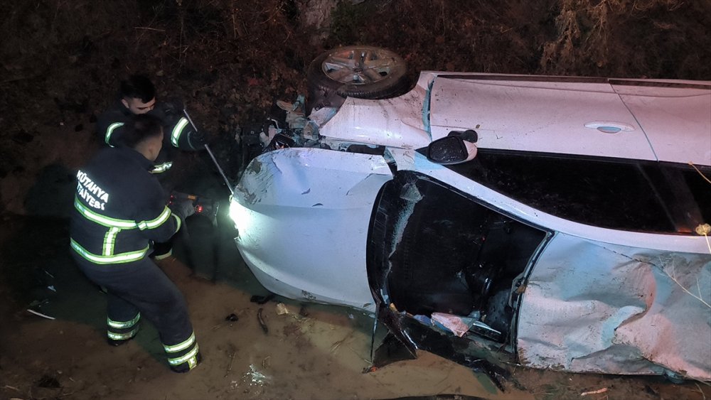 Kütahya'da sulama kanalına devrilen otomobilin sürücüsü yaralandı