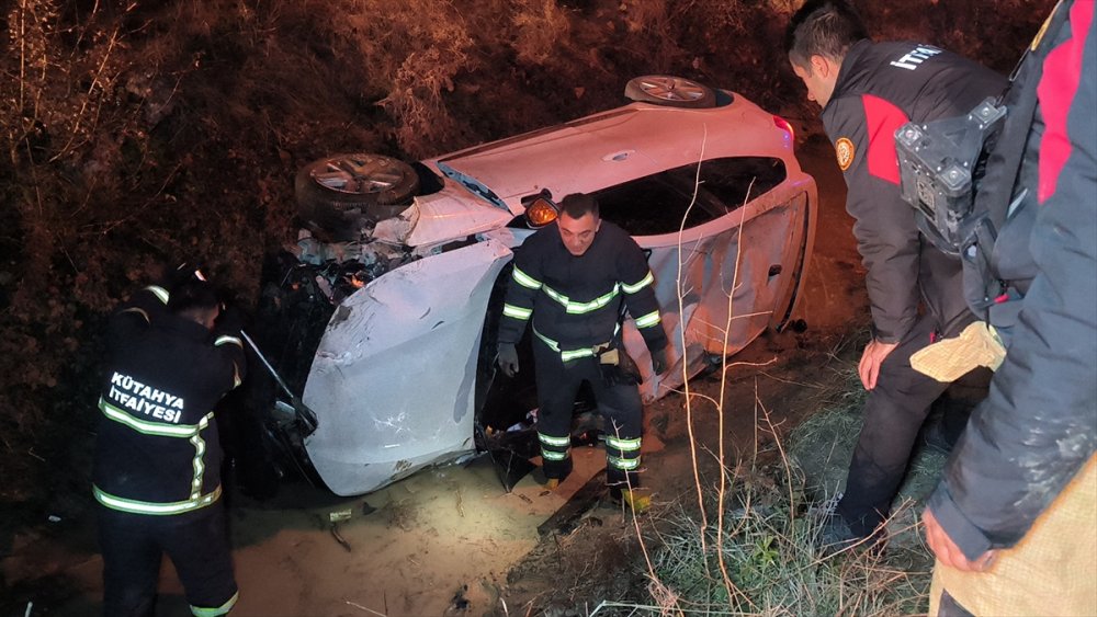 Kütahya'da sulama kanalına devrilen otomobilin sürücüsü yaralandı