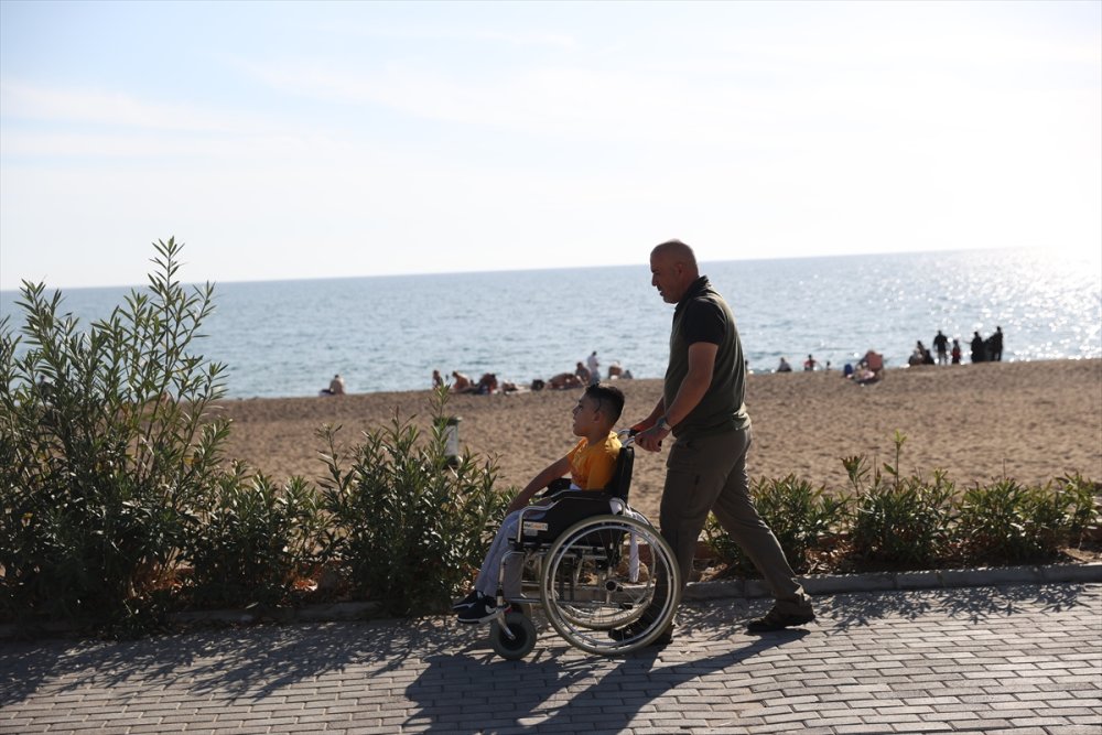 Hakkarili engelli Umut'un deniz görme hayali Antalya'da gerçek oldu