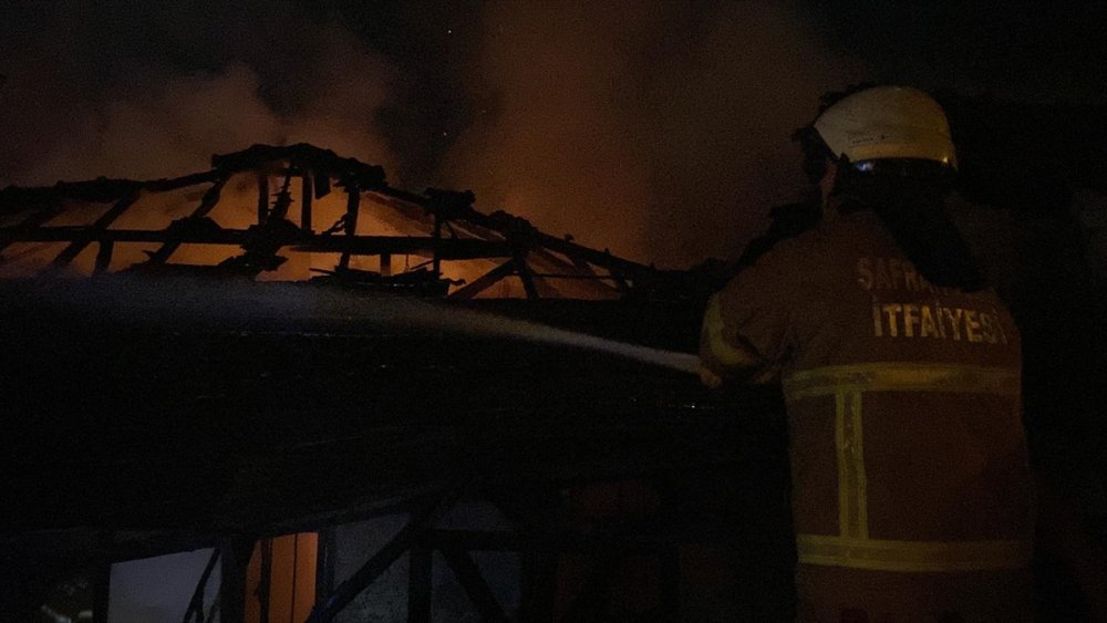 Karabük'te çıkan yangında tek katlı ev kullanılamaz hale geldi