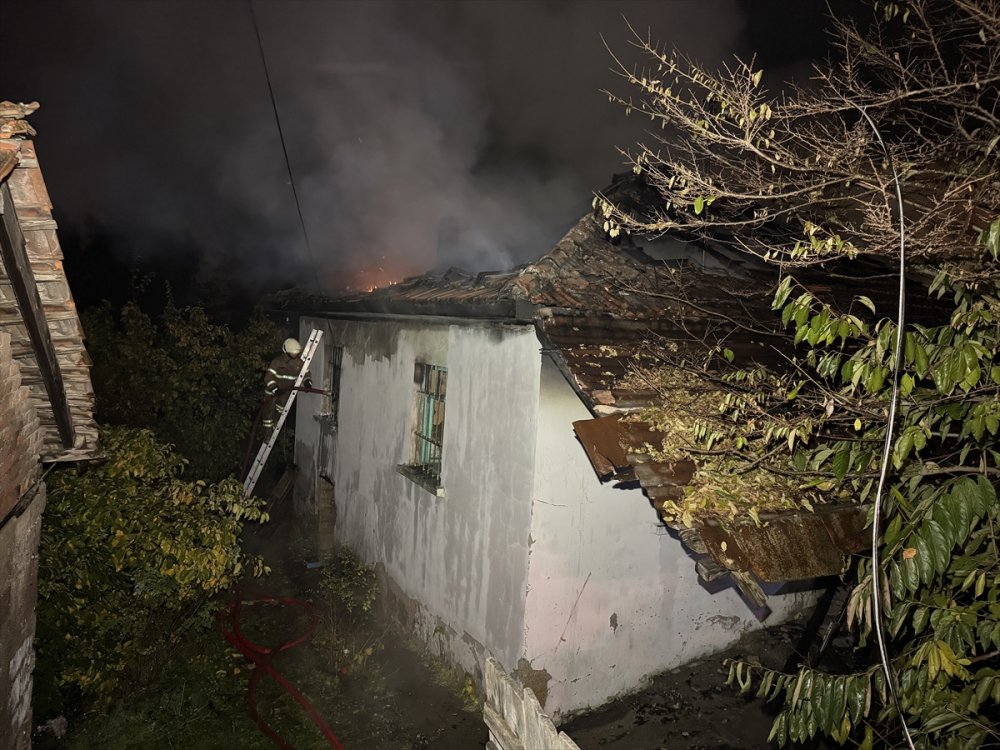 Karabük'te çıkan yangında tek katlı ev kullanılamaz hale geldi