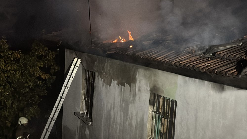 Karabük'te çıkan yangında tek katlı ev kullanılamaz hale geldi