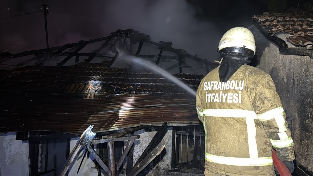 Karabük'te çıkan yangında tek katlı ev kullanılamaz hale geldi