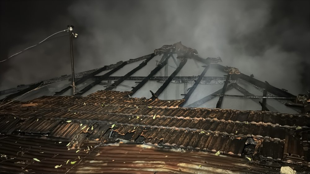 Karabük'te çıkan yangında tek katlı ev kullanılamaz hale geldi