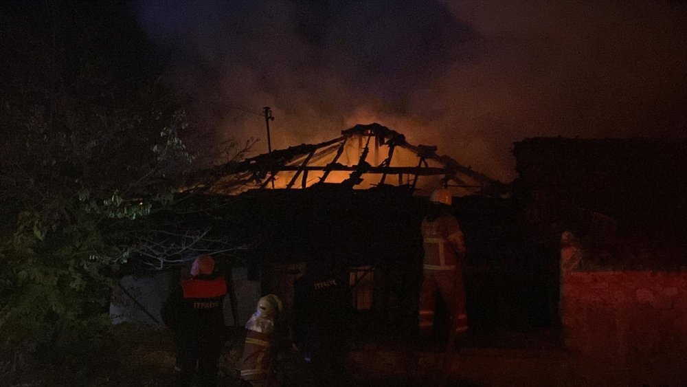 Karabük'te çıkan yangında tek katlı ev kullanılamaz hale geldi