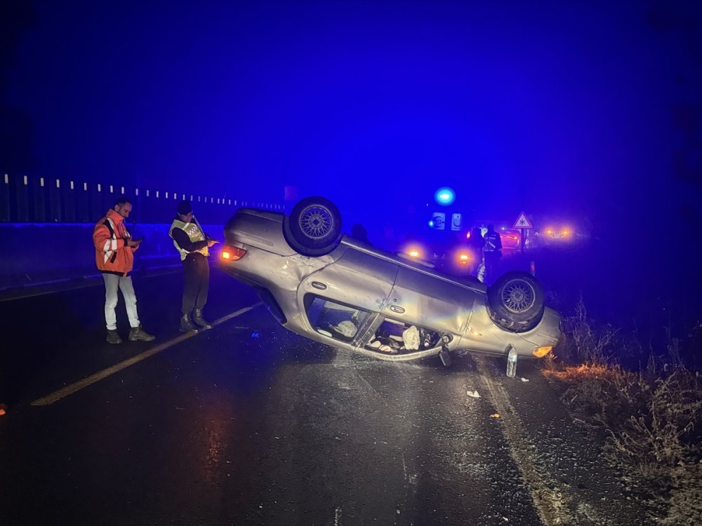 Bolu Dağı geçişinde devrilen otomobildeki 3 kişi yaralandı