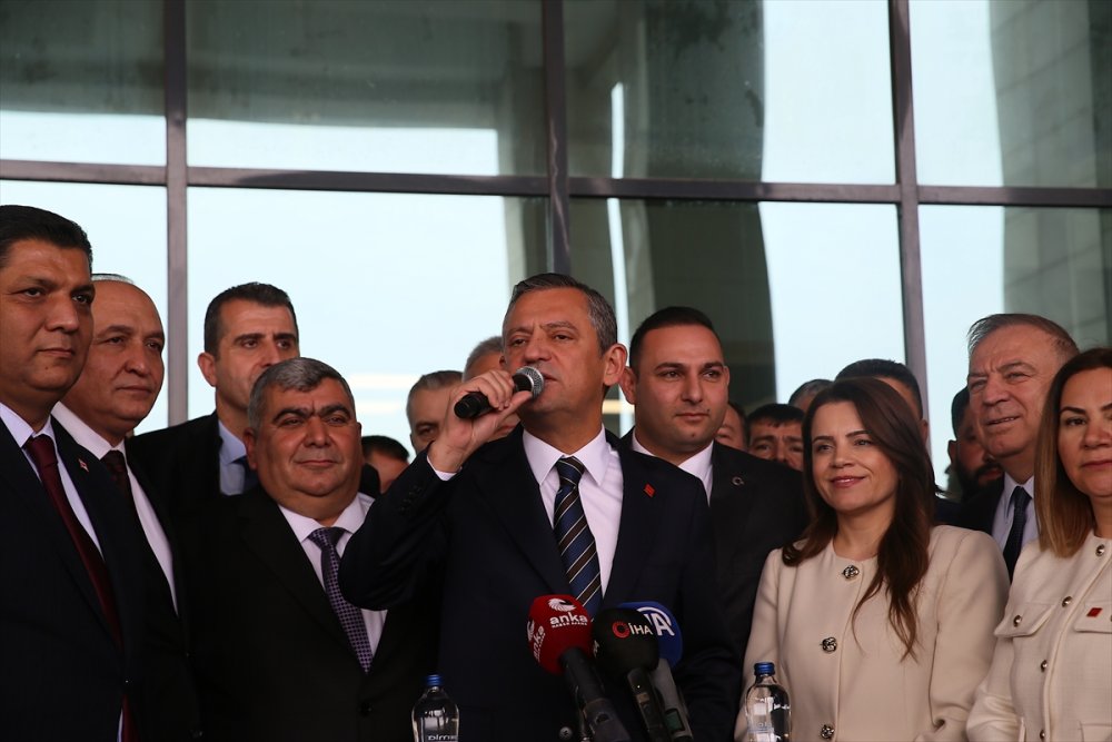 CHP Lideri Özel, Kilis Belediye Binası önünde halka hitap etti