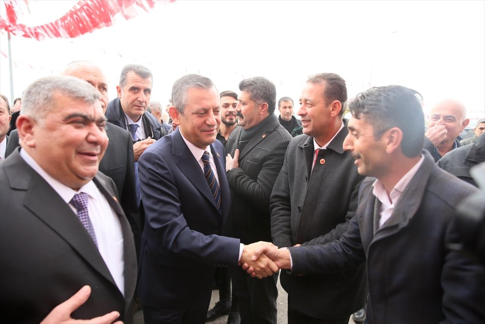 CHP Lideri Özel, Kilis Belediye Binası önünde halka hitap etti