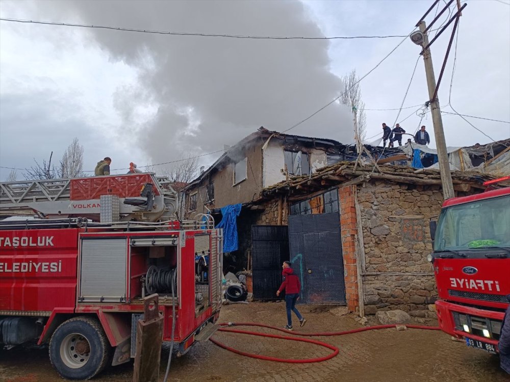 Sandıklı’da iki katlı ahşap evde çıkan yangın söndürüldü