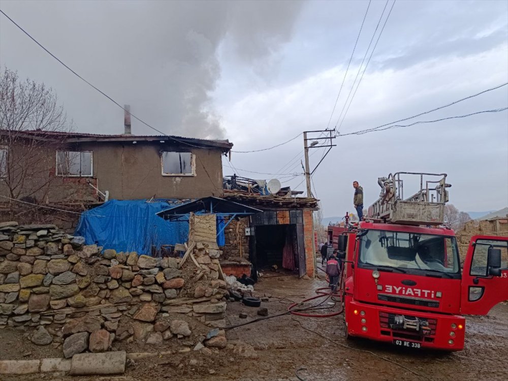 Sandıklı’da iki katlı ahşap evde çıkan yangın söndürüldü