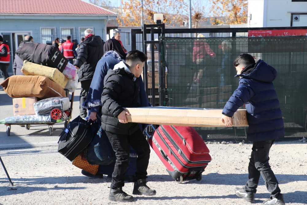 Türkiye'deki Suriyeliler ülkelerine dönüyor