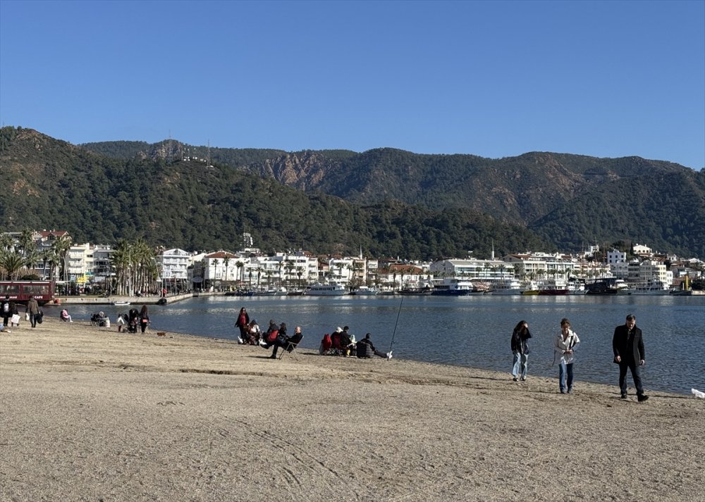 Bodrum ve Marmaris sahillerinde yeni yılın ilk günü yoğunluk yaşandı
