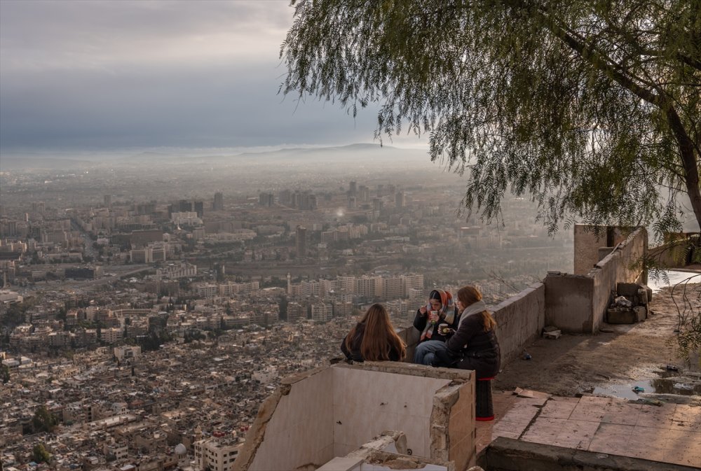 Suriyeliler, Esed rejiminin yasakladığı Kasyun Dağı'ndan Şam manzarasının tadını çıkarıyor