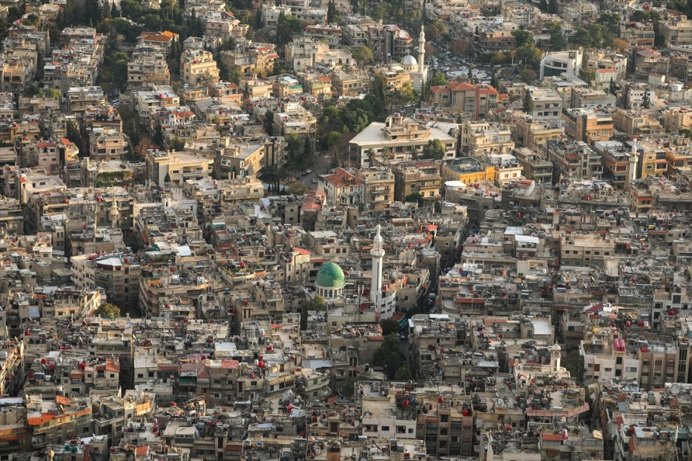 Suriyeliler, Esed rejiminin yasakladığı Kasyun Dağı'ndan Şam manzarasının tadını çıkarıyor