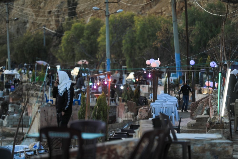 Suriyeliler, Esed rejiminin yasakladığı Kasyun Dağı'ndan Şam manzarasının tadını çıkarıyor