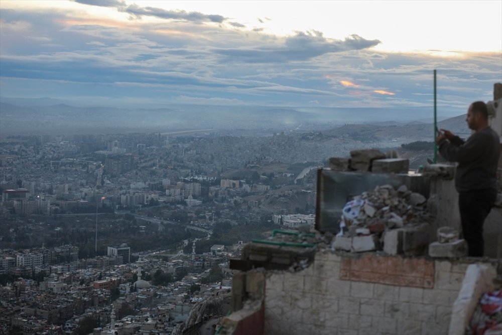 Suriyeliler, Esed rejiminin yasakladığı Kasyun Dağı'ndan Şam manzarasının tadını çıkarıyor