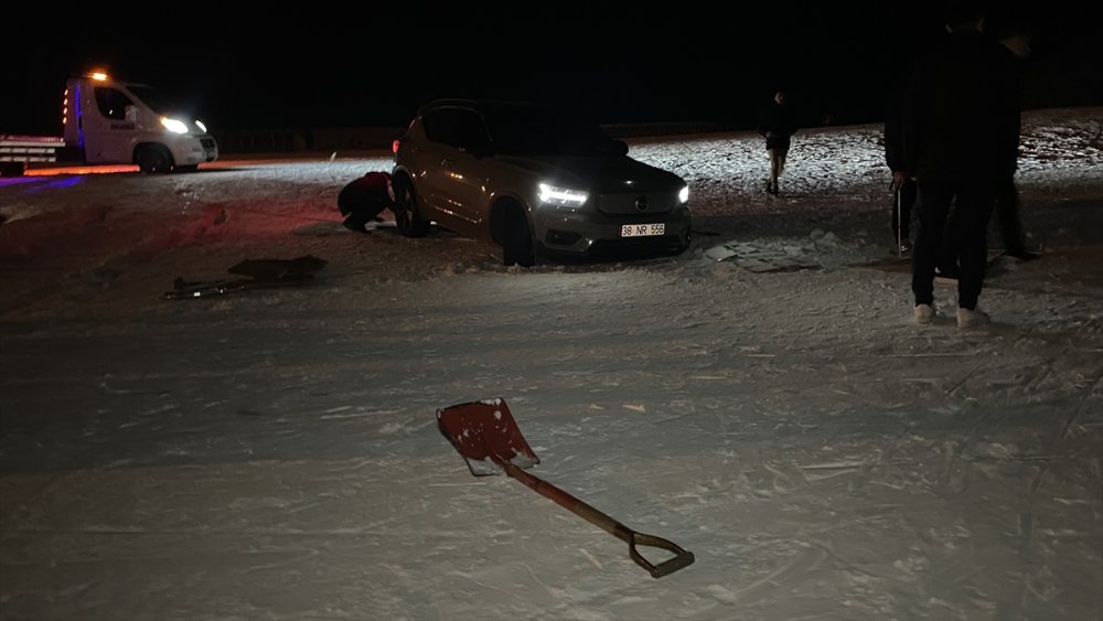 Niyeti Driftti ancak Erciyes'e kayak pistinde kara saplandı
