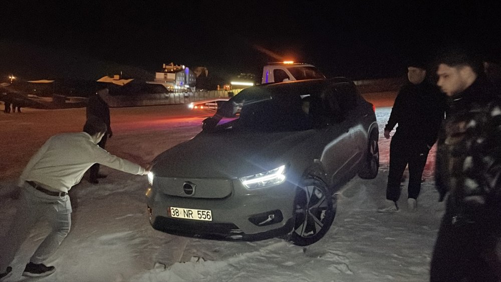 Niyeti Driftti ancak Erciyes'e kayak pistinde kara saplandı