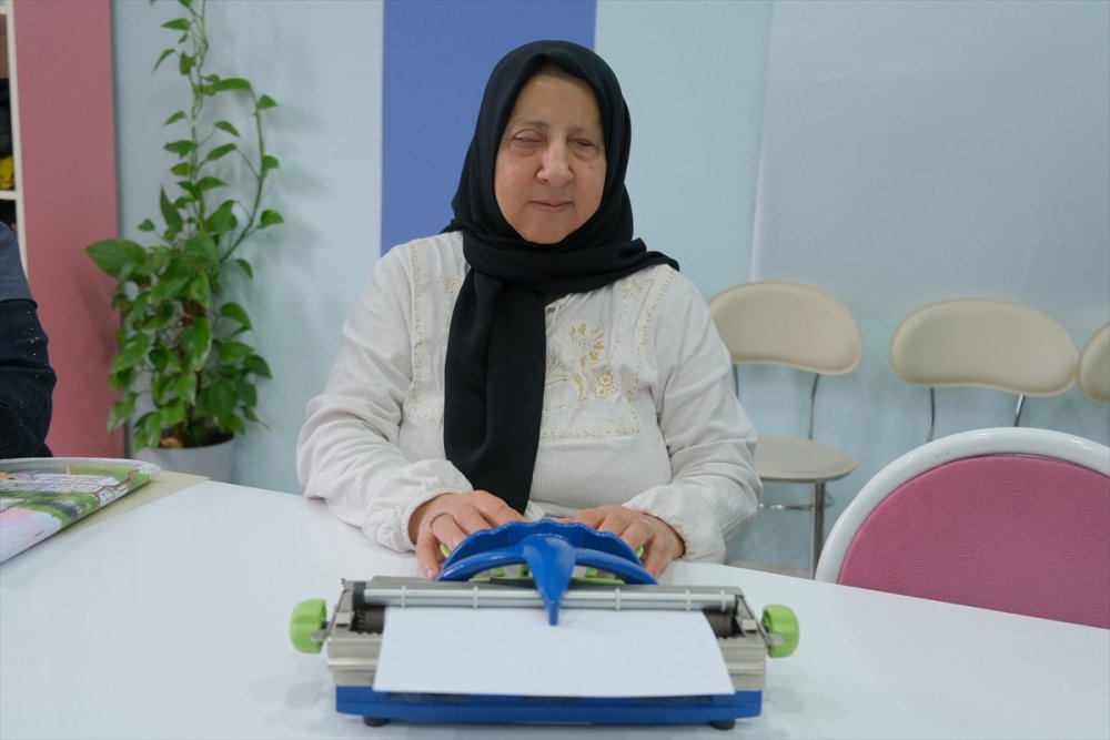 Asiye Bahçelioğlu Braille alfabesiyle Kur'an-ı Kerim'i öğrenme azmiyle örnek oluyor
