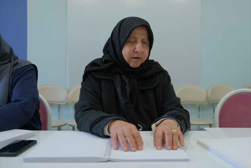 Asiye Bahçelioğlu Braille alfabesiyle Kur'an-ı Kerim'i öğrenme azmiyle örnek oluyor