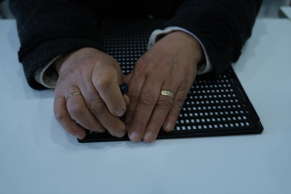 Asiye Bahçelioğlu Braille alfabesiyle Kur'an-ı Kerim'i öğrenme azmiyle örnek oluyor