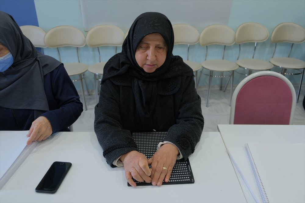 Asiye Bahçelioğlu Braille alfabesiyle Kur'an-ı Kerim'i öğrenme azmiyle örnek oluyor