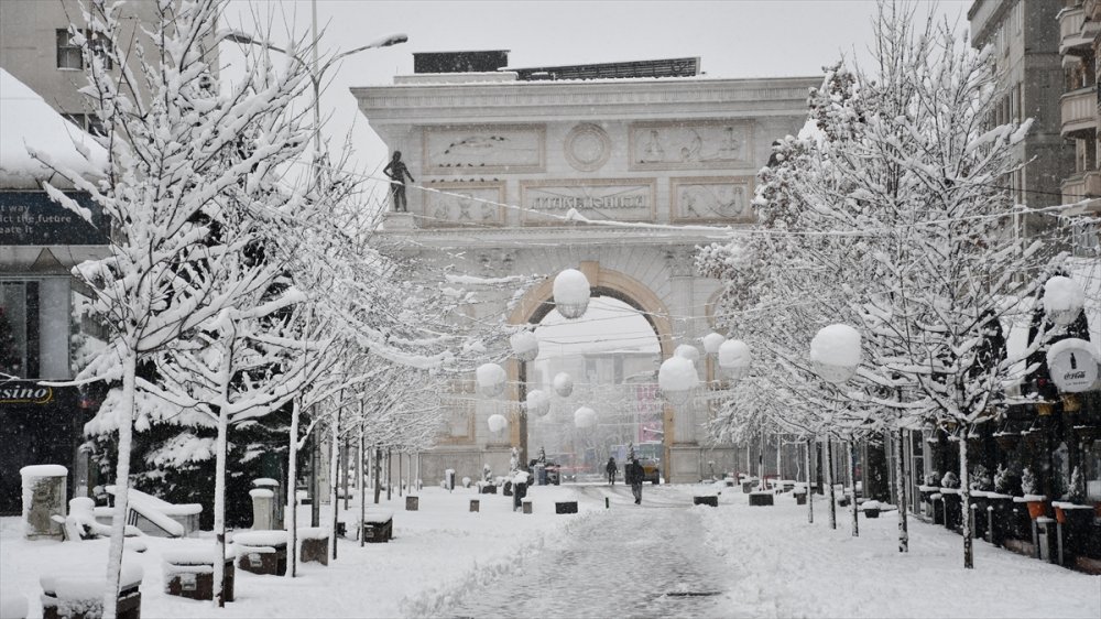 Kuzey Makedonya'nın başkenti Üsküp BEYAZLARA BÜRÜNDÜ