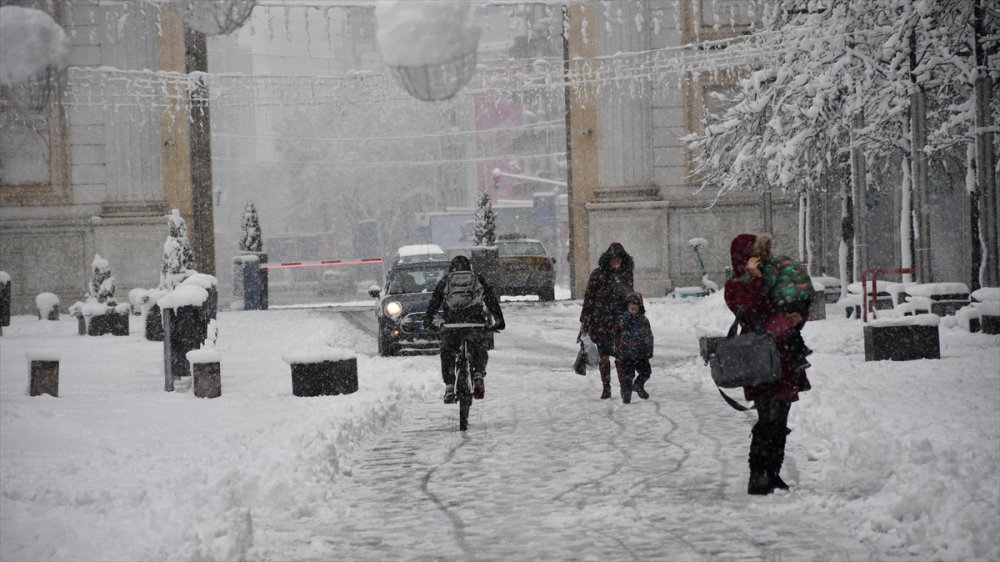 Kuzey Makedonya'nın başkenti Üsküp BEYAZLARA BÜRÜNDÜ
