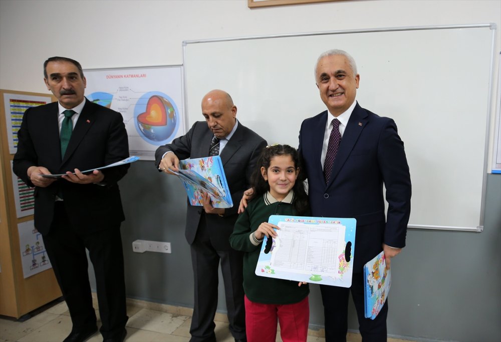 Doğu’da öğrencilerin karne sevinci