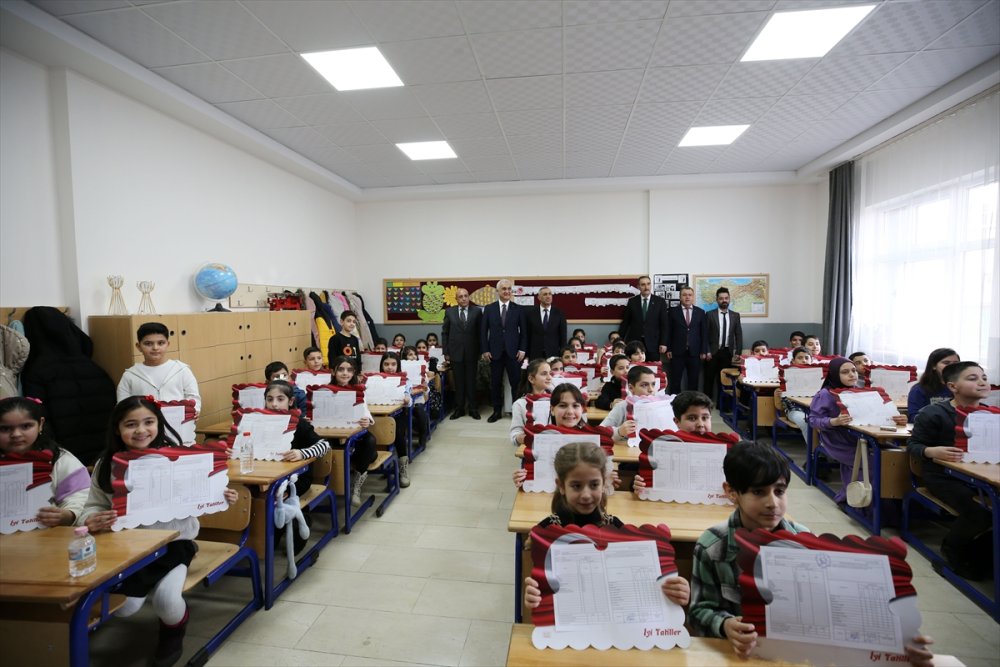 Doğu’da öğrencilerin karne sevinci