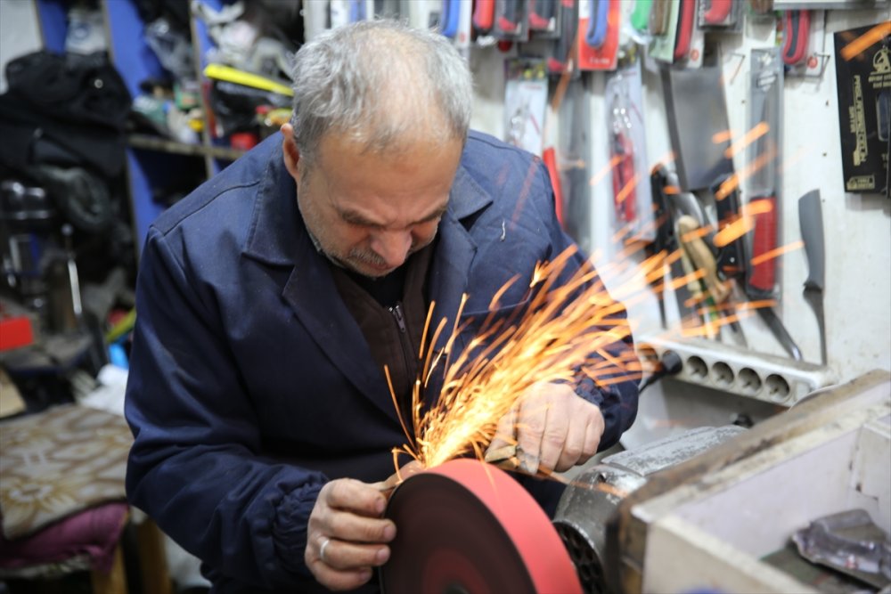 Şanlıurfa'da 4 metrekarelik dükkanda üç kuşaktır bıçakçılık yapıyorlar