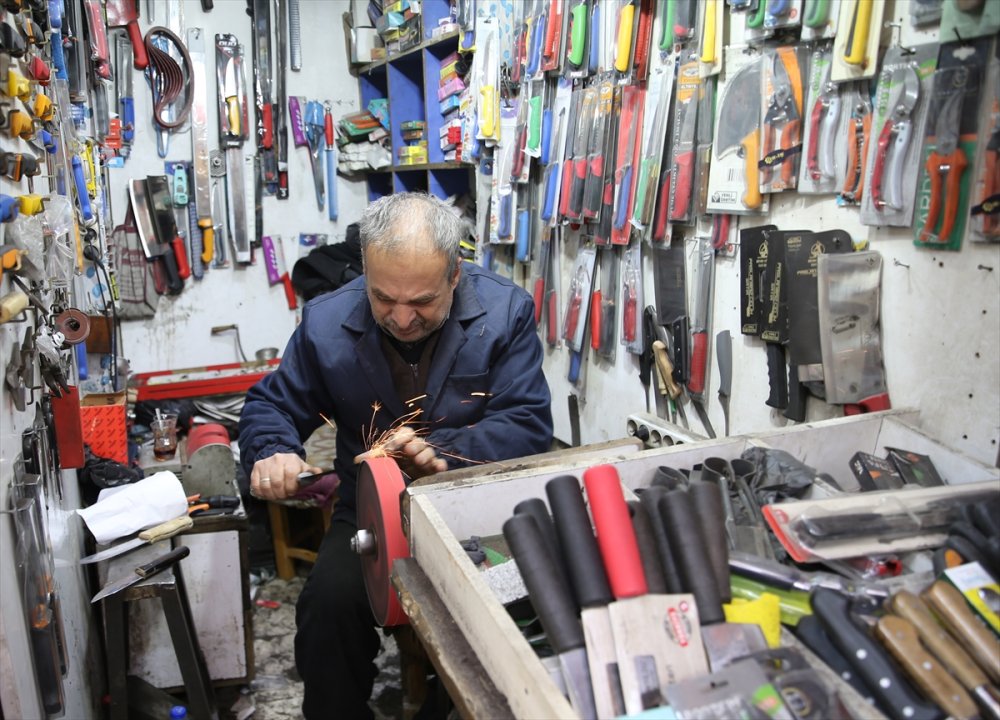 Şanlıurfa'da 4 metrekarelik dükkanda üç kuşaktır bıçakçılık yapıyorlar