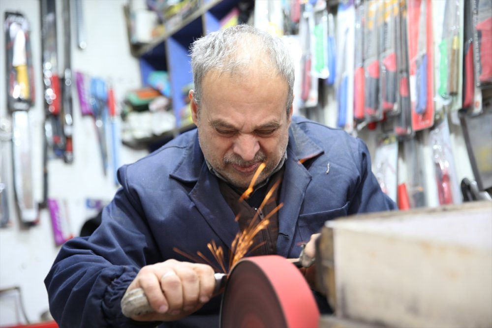 Şanlıurfa'da 4 metrekarelik dükkanda üç kuşaktır bıçakçılık yapıyorlar