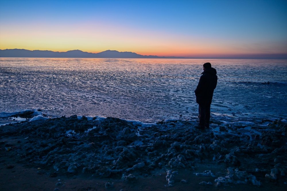 Buz parçacıkları VAN GÖLÜNÜ kapladı