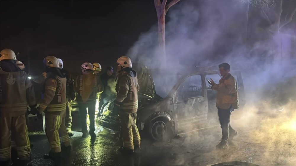 Esenler'de alev alan ticari araç kullanılamaz hale geldi