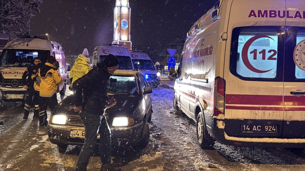 Bolu'da Görünmez kaza. Ambulansla çarpışan otomobildeki 3 kişi yaralandı