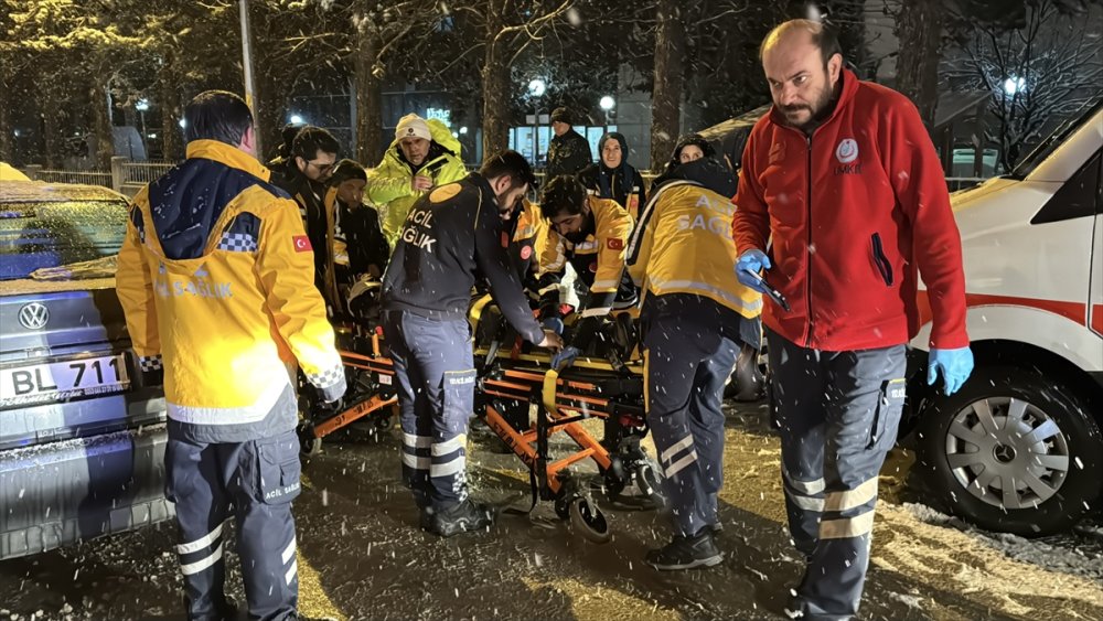Bolu'da Görünmez kaza. Ambulansla çarpışan otomobildeki 3 kişi yaralandı
