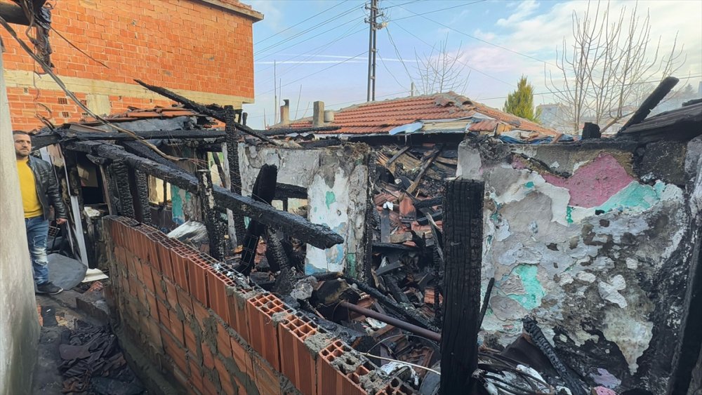 Edirne'de çıkan yangın iki evi kullanılamaz hale geldi
