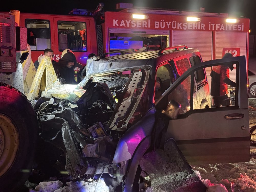 Kayseri'de trafik kazası. 2 kişi ağır yaralandı