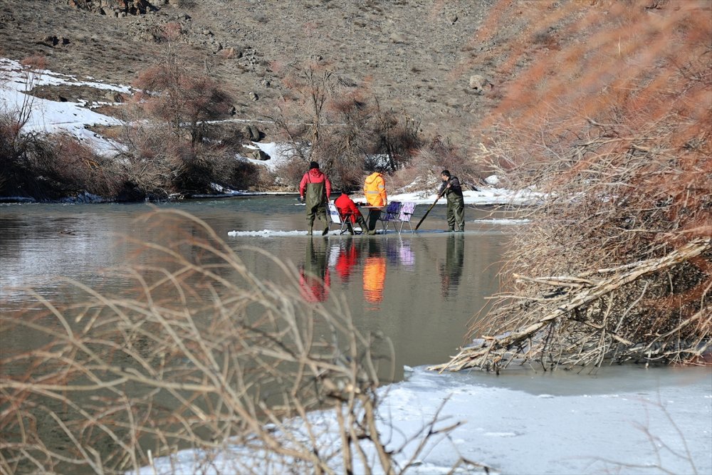 Bayburt'ta amatör balıkçılar sal gibi kullandıkları buz kütlesinde zaman geçirdi