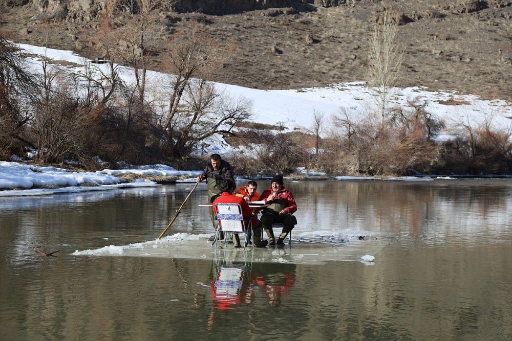 Bayburt'ta amatör balıkçılar sal gibi kullandıkları buz kütlesinde zaman geçirdi