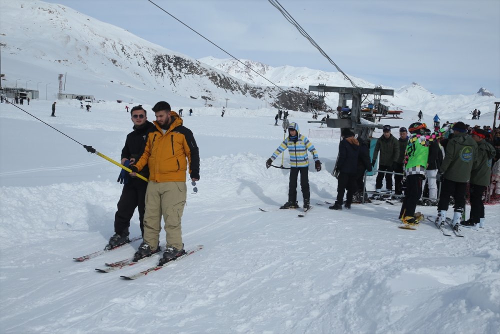 Hakkari Mergabütan Kayak Merkezi'nde Kayakseverler Bayram Etti