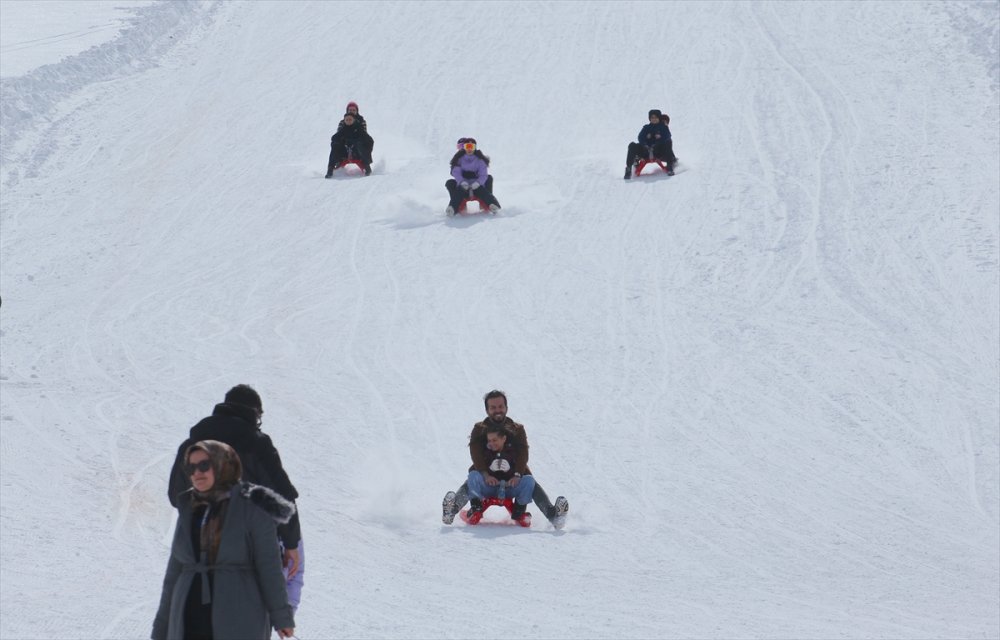 Hakkari Mergabütan Kayak Merkezi'nde Kayakseverler Bayram Etti