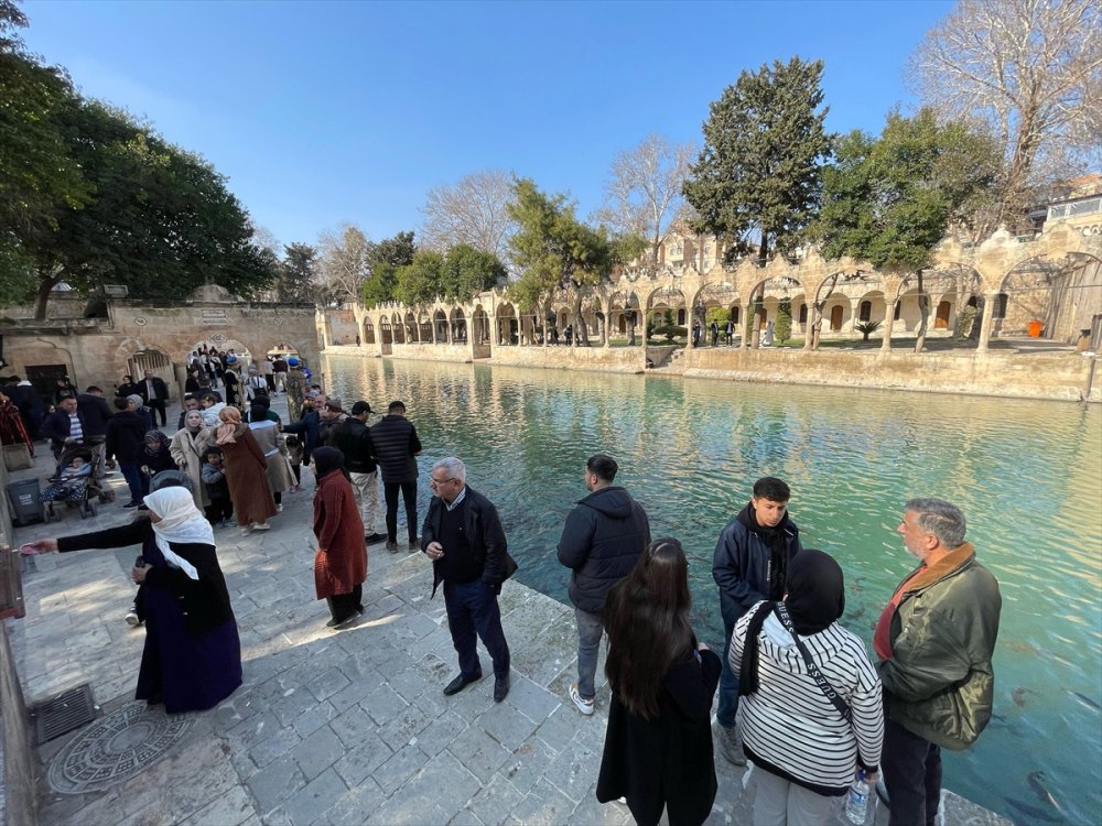 Şanlıurfalılar güzel havayı görünce Balıklıgöl'de vakit geçirdi