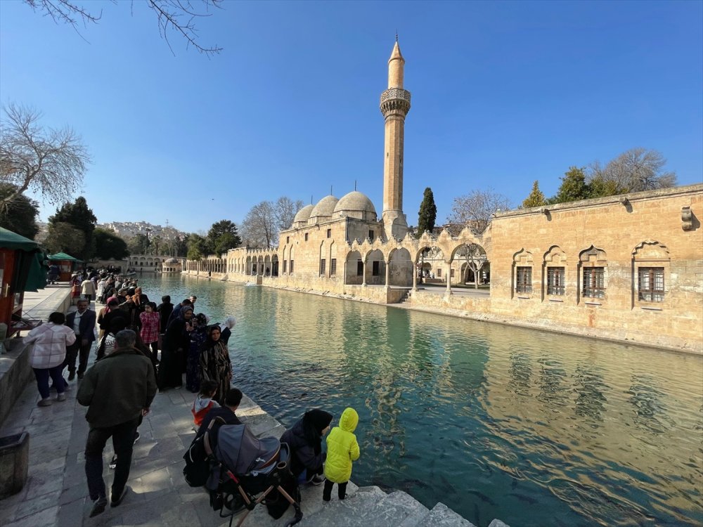 Şanlıurfalılar güzel havayı görünce Balıklıgöl'de vakit geçirdi