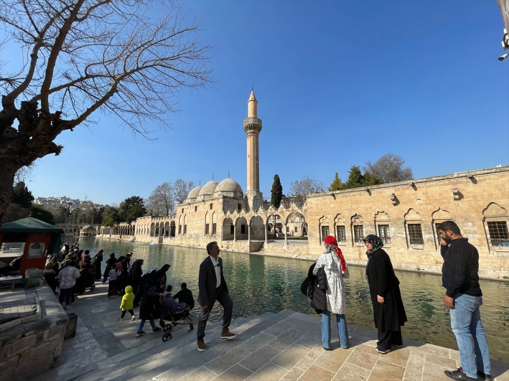Şanlıurfalılar güzel havayı görünce Balıklıgöl'de vakit geçirdi