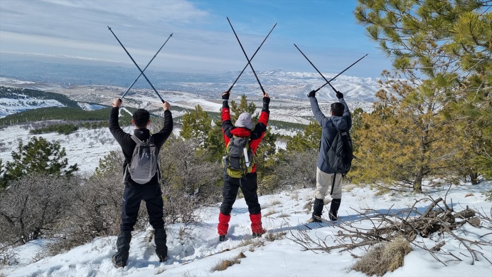 Kırşehirli dağcıları Tutana AŞKOLSUN, Kındam Dağı'nın zirvesine tırmandı