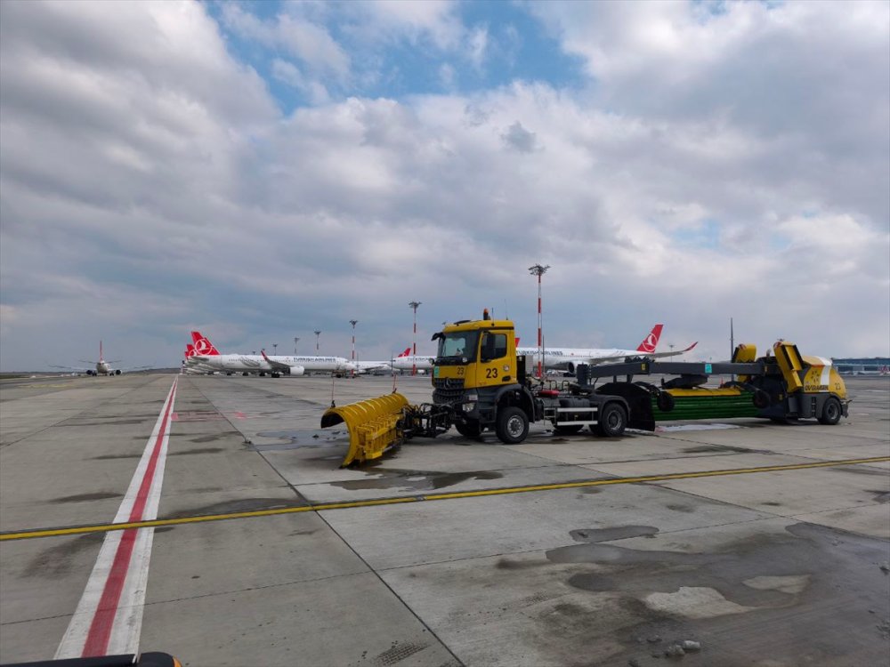 İstanbul Havalimanı'nda aksama olmaması için karla mücadele çalışmaları sürüyor
