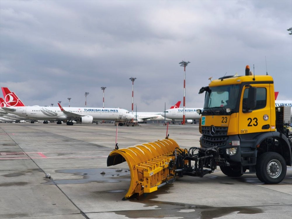 İstanbul Havalimanı'nda aksama olmaması için karla mücadele çalışmaları sürüyor